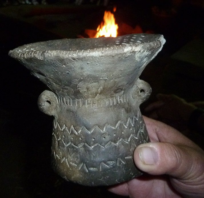 Redan på stenåldern gjorde man kärl i keramik. Här ett prov på tummad, rakubränd bägare. (Rakubränt lergods är bränt i en grop i marken.)