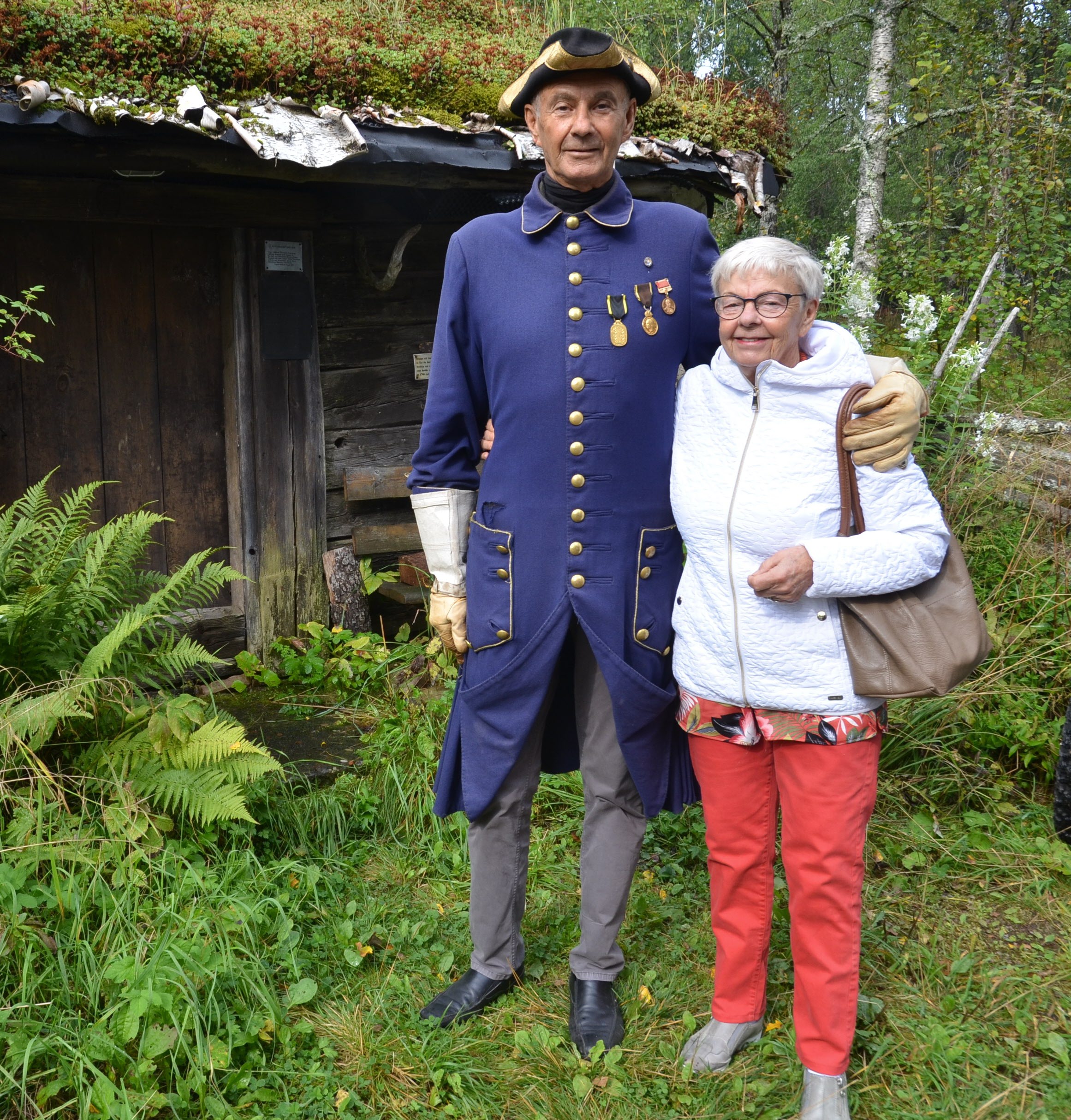 Bernhard Englund, iklädd karolinsk ryttmästaruniform, i samspråk med en av SPF-pensionärerna, Inger Paulsson.   Foto: Peter Lindblom.