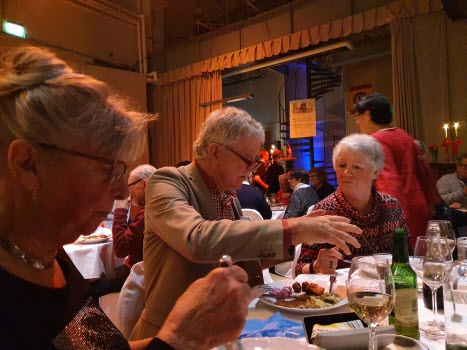 Engagerande diskussioner vid många bord