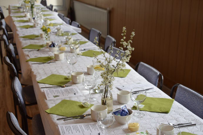 Borden är dekorerade med vårblommor