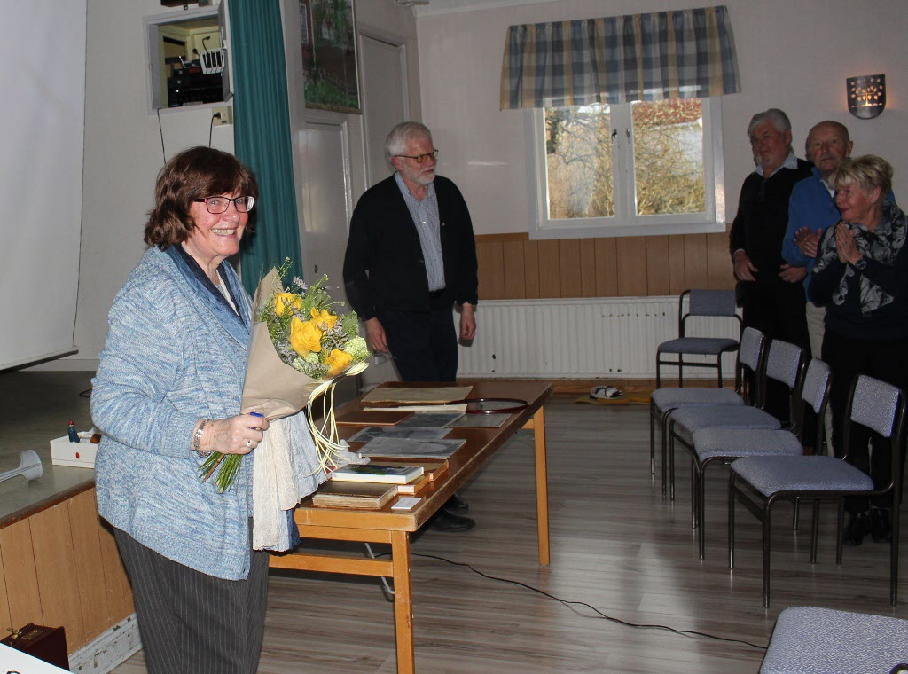 Hon avtackas för sin intressanta föreläsning med blommor av ordförande Ingemar Bergdahl