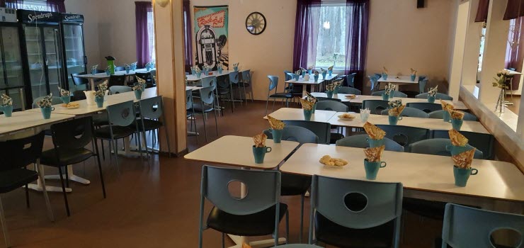 Kafé i folkets park. Dukat för kaffe efter månadsmöte