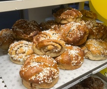 Kom och fira Kanelbullens dag med Bertil & Eva