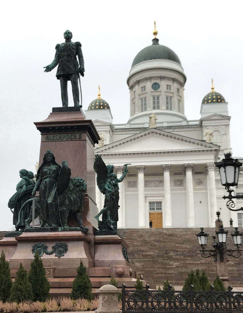 Helsingfors domkyrka av Carl Ludvig Engel. Framför monument över Alexander II