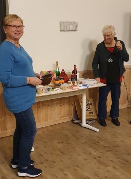 Två damer som presenterar dragning i lotteri