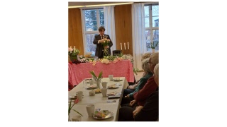 2026-01-14 Den sjungande floristen sjöng och band blommor