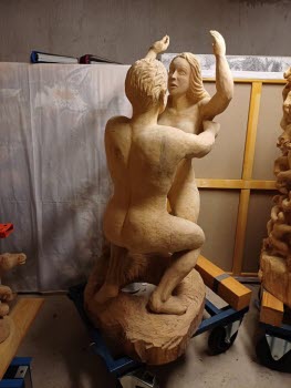 Träskulptur av Karola Messner