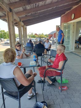 Samling efter golftävling. Eftersnack på terrassen.