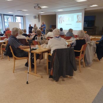 Månadsmöte där välfärdsteknik presenterades