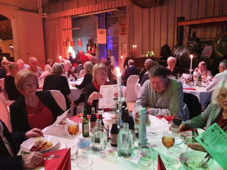 En riktig julfest innebär förstås också allsång med hjälp av det sånghäfte som delades ut.
