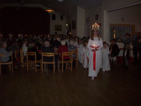 Lucia med föllje uppvaktar