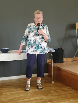 Dam med mikrofon i handen