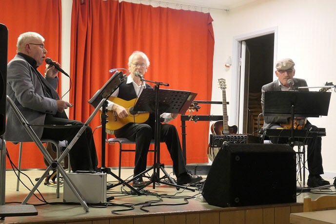 Bengans Trio från Hamburgö underhöll. Fr v Tommy Mattsson, Bengt Nilsson och Tomas Ferm.