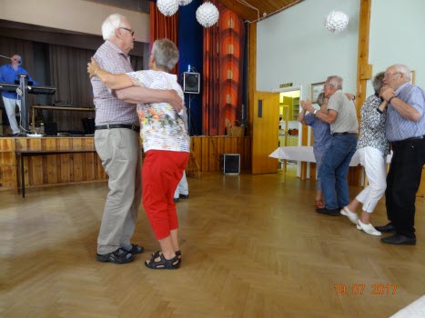 Dansen har börjat.