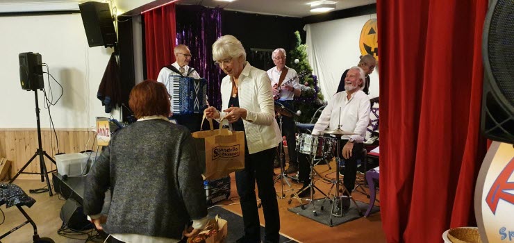 Anniz spelar på månadsmöte i Vingåker
