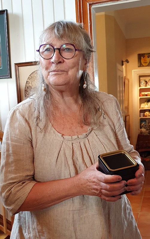 Lena Linderholm med Hamre té
