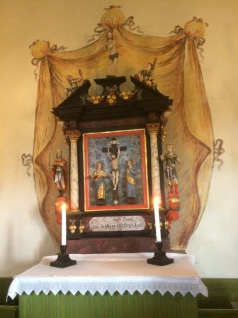 Altartavlan påminner om den i Magra kyrka