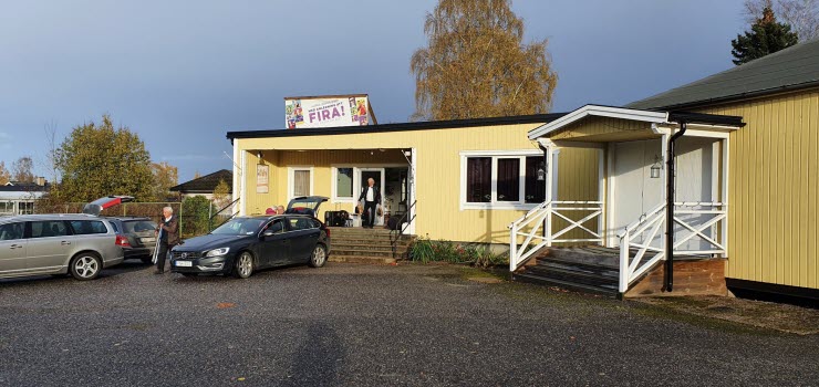 Folketspark Vingåker, gul byggnad