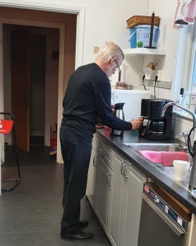 Lasse ordförande kokar kaffe inför månadsmöte