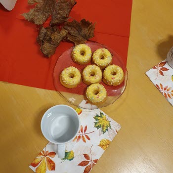 Två män som underhåller från en scen.