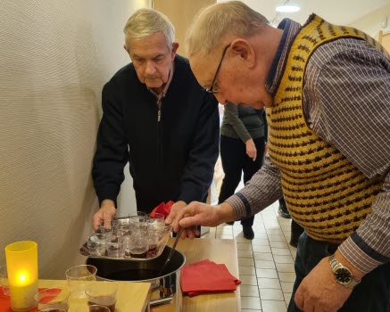221205 Månadsmöte med vår egen Allsångskör.