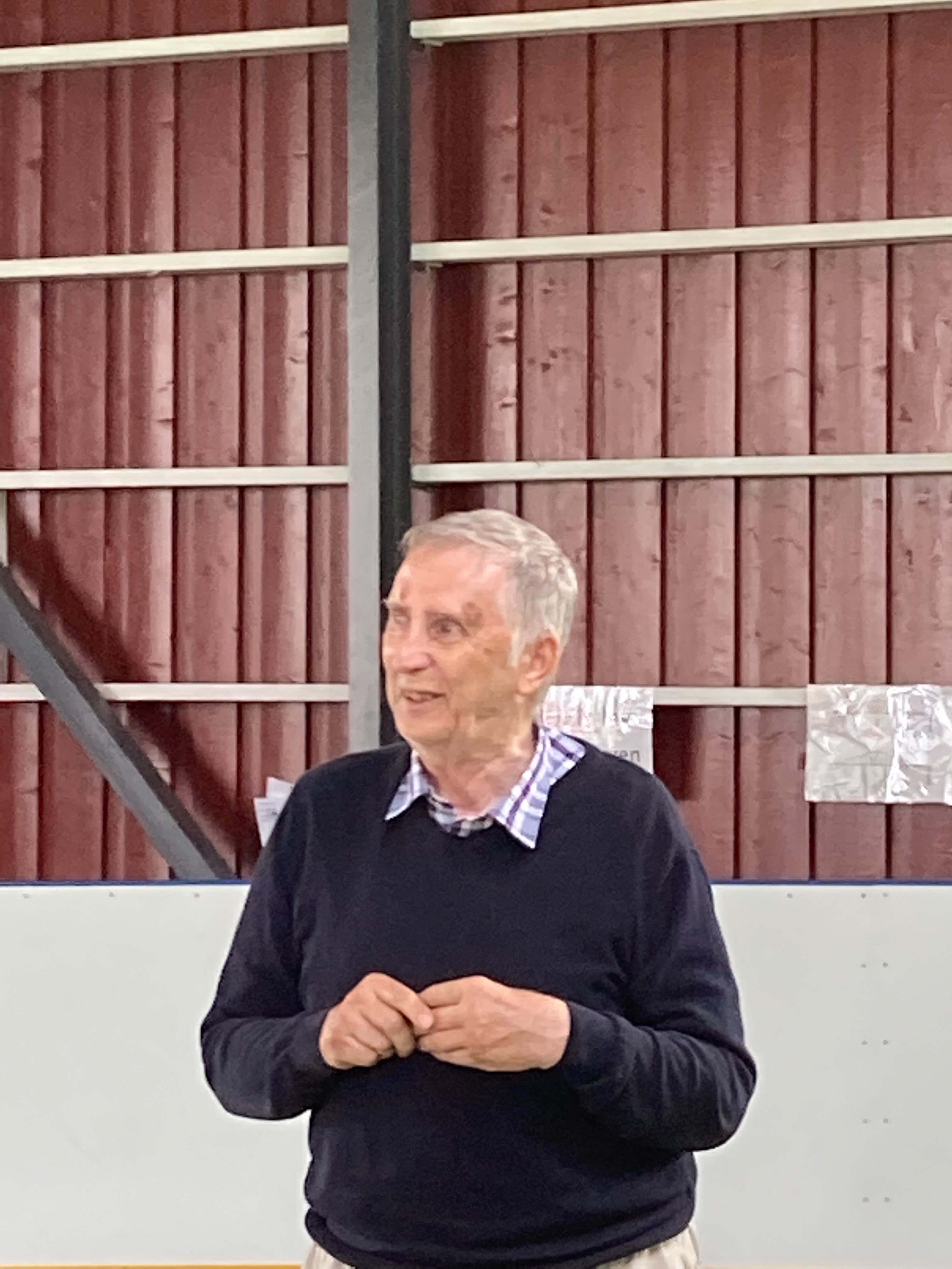 Ordförande Lennart Brodén hälsar välkommen till Mellby Arena