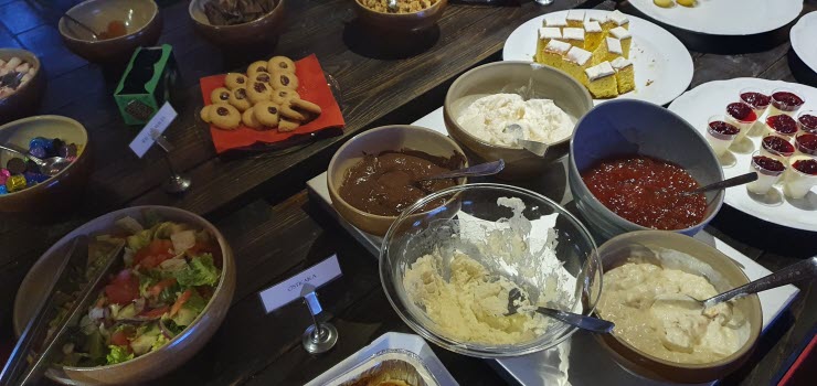 Del av ett julbord med efterrätter och godis