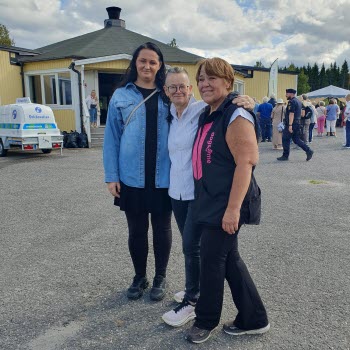 Föreläsare Susanne Rolfner med två medhjälpare. De står ute framför Folkets park.