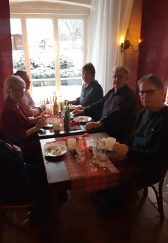 Sex presoner som äter julbord i Rejmyre