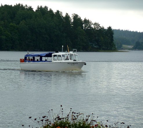 Norasjön trafikeras av Plaskus som går till Alntorps ö. 
