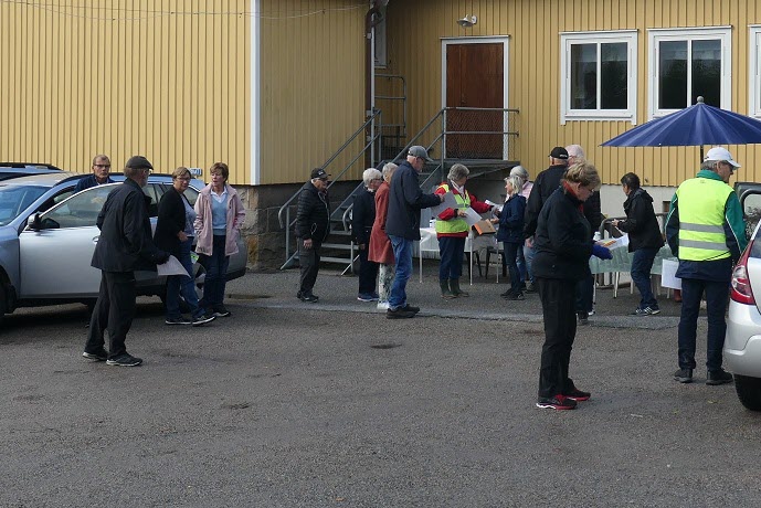 I god tid före första start började deltagarna med låga startnummer att samlas vid Bygdegården.