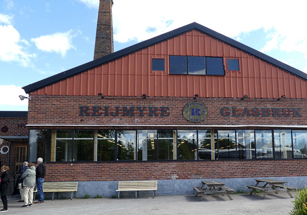 Framme vid Reijmyre Glasbruk togs vi emot av nuvarande ägare Ulf Rosén.