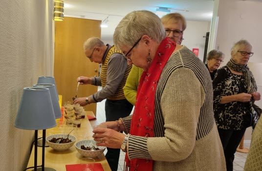 221205 Månadsmöte med vår egen Allsångskör.