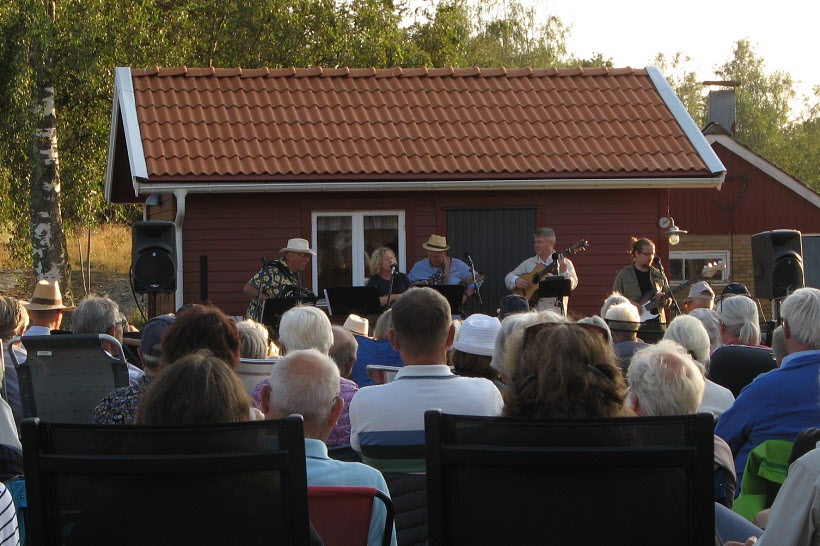 Några av artisterna. Fr v: Haga-Lennart, Lotta, Gåke, Axel samt en basist.