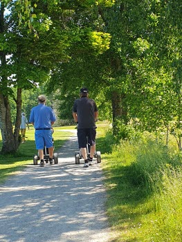 Två män påväg till golfbanan