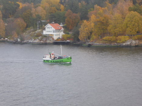 Stockholms skärgård , en yrkesfiskare som nog är på hemväg