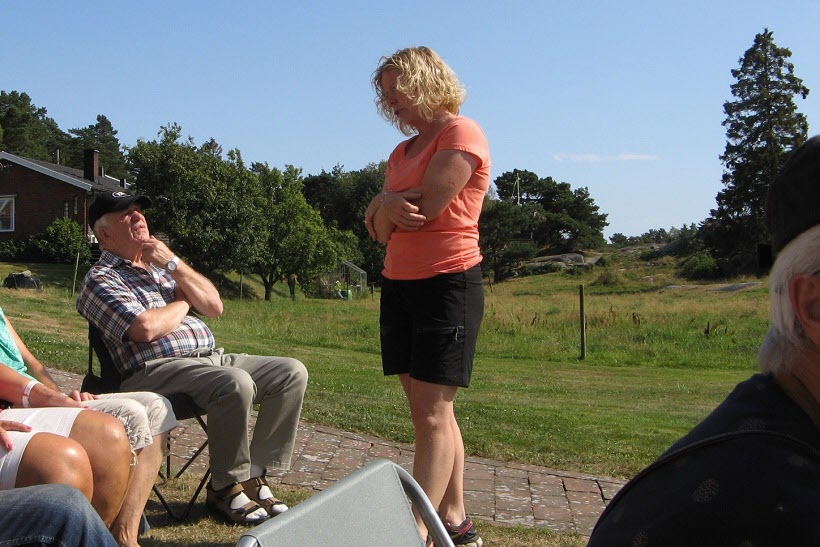 Lennart får en pratstund med Lotta före föreställningen.