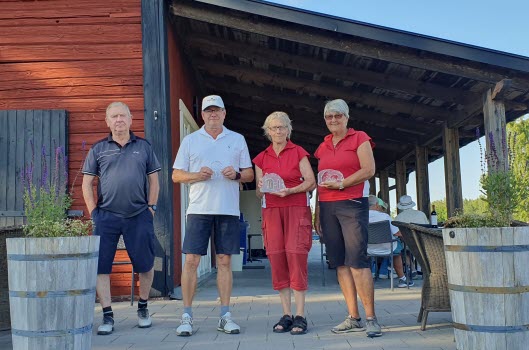 Tävlingsledaren och 1:a, 2:a och 3:dje vinnare i golftävling